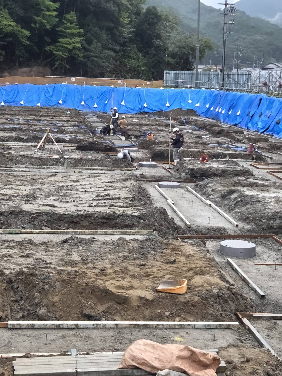 基礎工事の現場全体と、各所で作業にあたる作業員